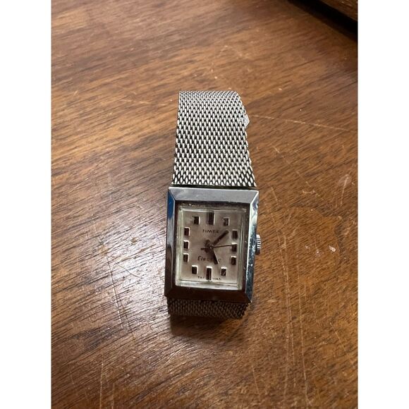 Vintage 1977 Timex Electric Women's Watch Silver Mesh Bracelet - Picture 2 of 8